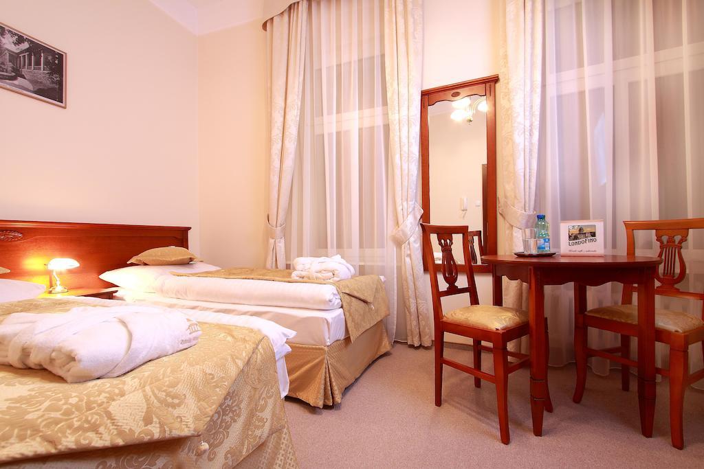 Zdroj Wojciech Aparthotel Lądek-Zdrój Rum bild